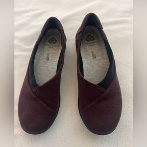 Clark’s Clousteppers Slip On Lightweight Flats Burgundy Size 7
